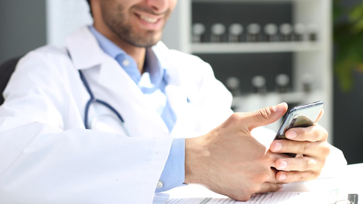 Arzt nutzt digitale Kommunikation im Krankenhaus