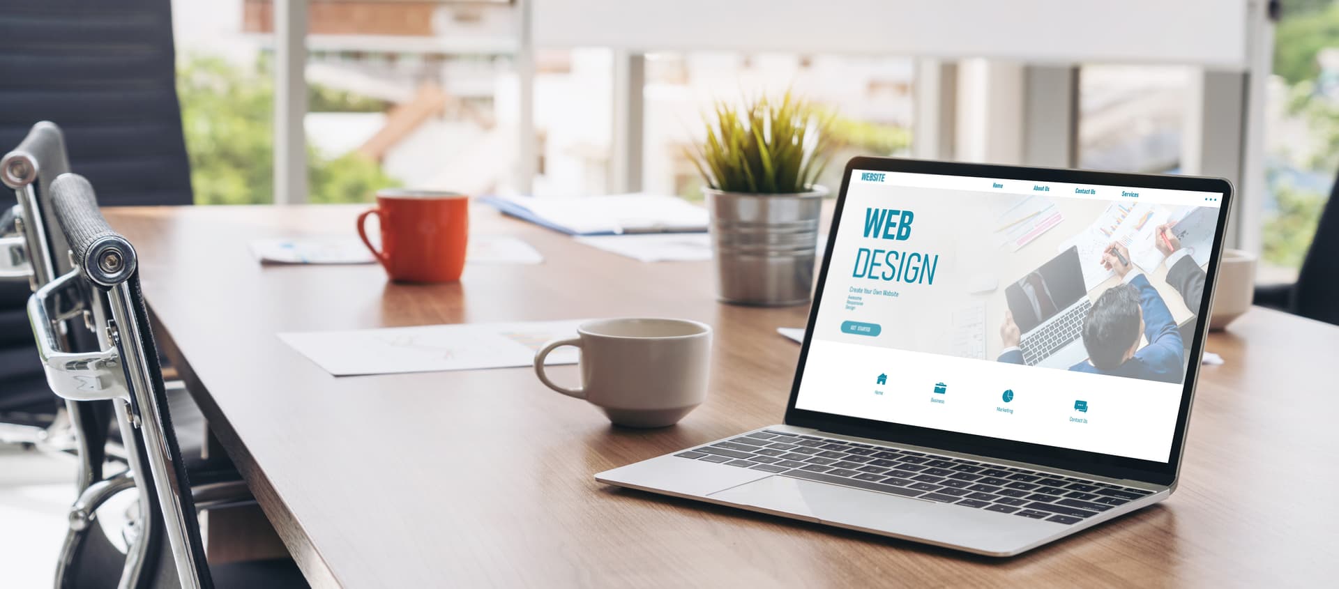 Person am Laptop mit digitalen Rechtssymbolen und KI - symbolisiert digitale Compliance