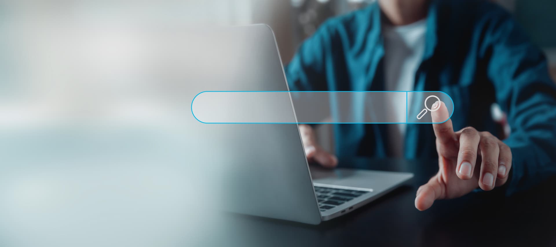 Blaues technisches Netzwerk mit goldenen EU-Sternen - European Accessibility Act